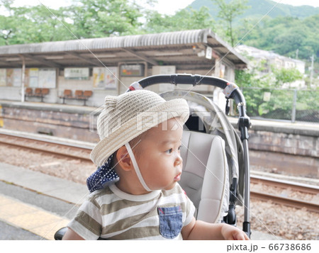 駅ホームの幼児 66738686