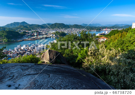 《広島県》早朝の尾道の街並み・ポンポン岩よりのぞむ風景 66738720