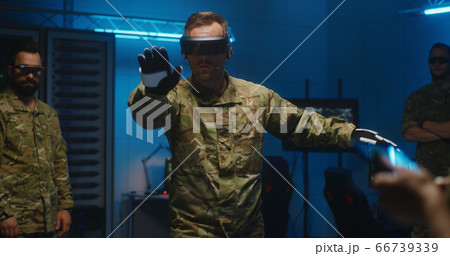 Soldier testing VR technology Soldier testing VR technology 66739339