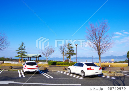 宍道湖サービスエリアから眺める快晴の宍道湖と島根半島と玉造温泉の風景 … 島根県 松江市（快晴） 66740979