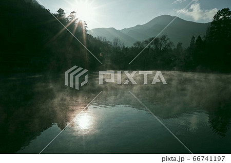 朝の金鱗湖 66741197