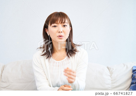 ウェブカメラ リモートワーク テレワーク オンライン ステイホーム リビング 女性 ウェブカメラ リモートワーク テレワーク オンライン ステイホーム リビング 女性 66741827