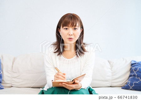 ウェブカメラ リモートワーク テレワーク オンライン ステイホーム リビング 女性 ウェブカメラ リモートワーク テレワーク オンライン ステイホーム リビング 女性 66741830