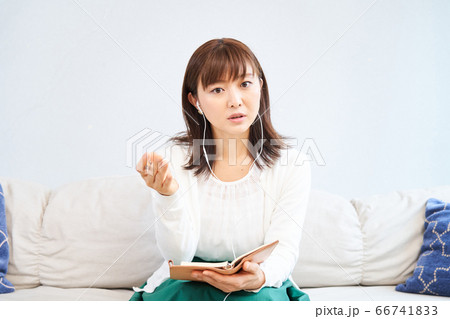 ウェブカメラ リモートワーク テレワーク オンライン ステイホーム リビング 女性 ウェブカメラ リモートワーク テレワーク オンライン ステイホーム リビング 女性 66741833