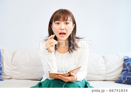 ウェブカメラ リモートワーク テレワーク オンライン ステイホーム リビング 女性 ウェブカメラ リモートワーク テレワーク オンライン ステイホーム リビング 女性 66741834