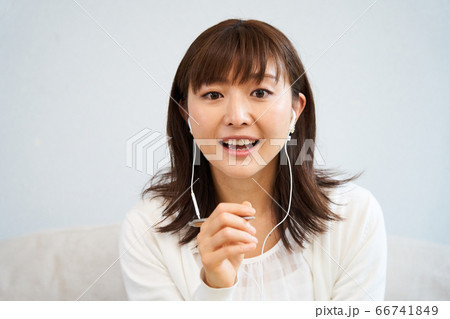 ウェブカメラ リモートワーク テレワーク オンライン ステイホーム リビング　女性 66741849