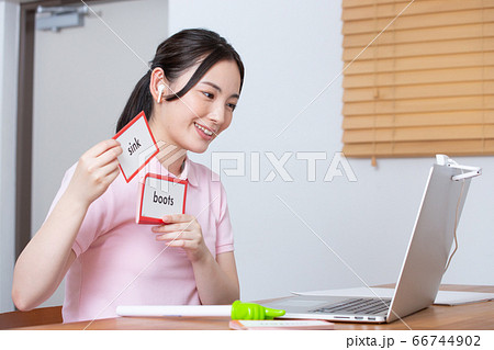 オンライン英語授業イメージ　女性　先生　 66744902