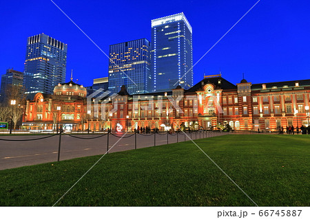 リニューアルした東京駅の夜景　丸の内駅前広場 66745887
