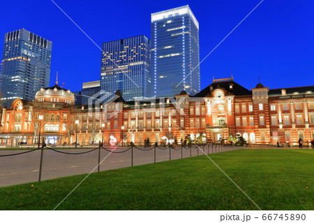 リニューアルした東京駅の夜景　丸の内駅前広場 66745890