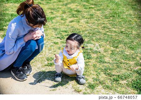 公園で遊ぶ可愛い女の子とママ 公園で遊ぶ可愛い女の子とママ 66748057