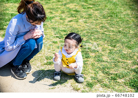 公園で遊ぶ可愛い女の子 公園で遊ぶ可愛い女の子 66748102