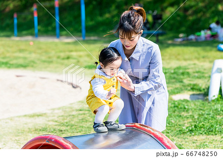 公園の滑り台で遊ぶ幼児とお母さん 66748250