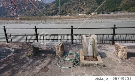 身延駅前の川の眺め 66749252