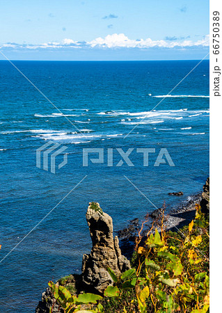断崖と波立つ海 66750389