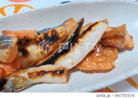 家庭的で素朴な自宅調理の「鱒のカマ焼き」 66750530