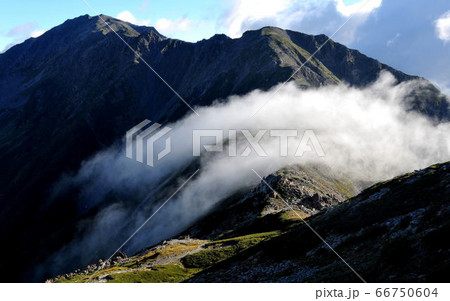 北岳鞍部を越える雲 北岳鞍部を越える雲 66750604