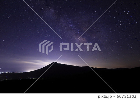星空と岩手山 66751302