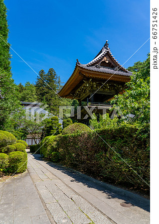 長野県上田市　夏の別所温泉にある安楽寺の入り口 66751426