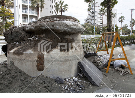 液状化現象で隆起したマンホール 液状化現象で隆起したマンホール 66751722