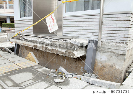 液状化現象で隆起したエレベーター 66751752