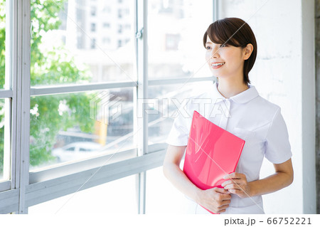 白衣を着た笑顔の看護師 白衣を着た笑顔の看護師 66752221