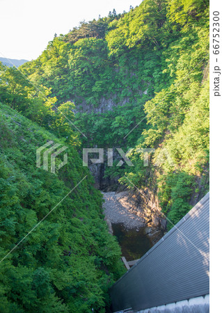 新緑のころ　赤谷湖  相俣ダム下の景色　みなかみ町　 66752300