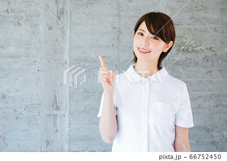 白衣を着た笑顔の看護師 66752450