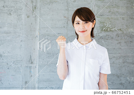 白衣を着た笑顔の看護師 66752451