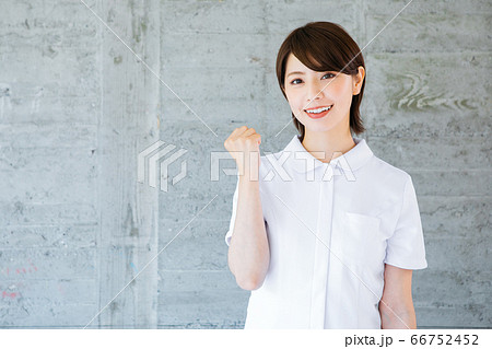 白衣を着た笑顔の看護師 66752452