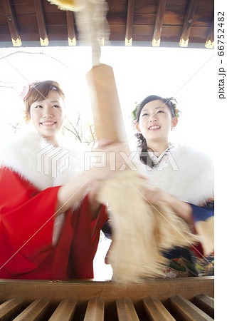お参りをする振袖姿の女性2人 66752482