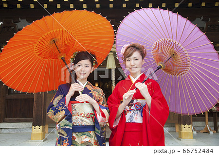 和傘を差す振袖姿の女性2人 66752484