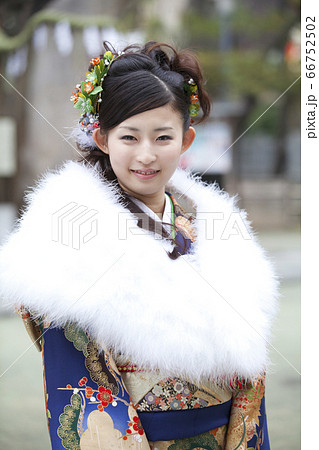 振袖姿の女性 66752502