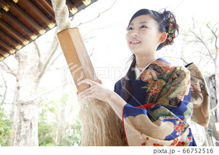 お参りする振袖姿の女性 66752516
