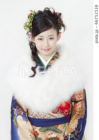 振袖姿の女性 振袖姿の女性 66752538
