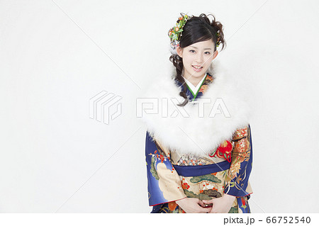 振袖姿の女性 66752540