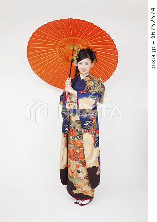 和傘を差す振袖姿の女性の写真素材