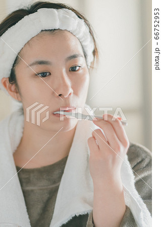 朝の歯磨きをする30代女性 朝の歯磨きをする30代女性 66752953