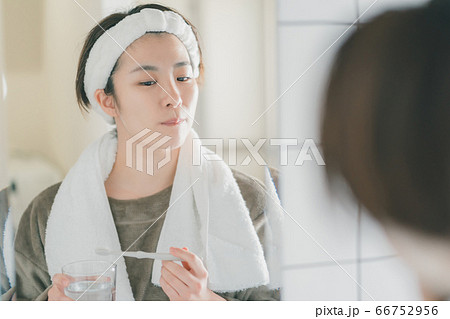 朝の歯磨きをする30代女性 朝の歯磨きをする30代女性 66752956