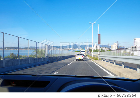 宍道湖南岸を走行中の車内から見える快晴の宍道湖と宍道湖大橋周辺の風景 … 島根県 松江市(快晴) 宍道湖南岸を走行中の車内から見える快晴の宍道湖と宍道湖大橋周辺の風景 … 島根県 松江市(快晴) 66753564