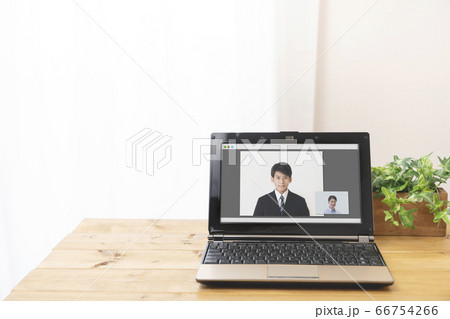 パソコンでオンライン面接を受ける学生イメージ　就活　就職活動 66754266