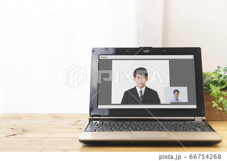 パソコンでオンライン面接を受ける学生イメージ　就活　就職活動 66754268
