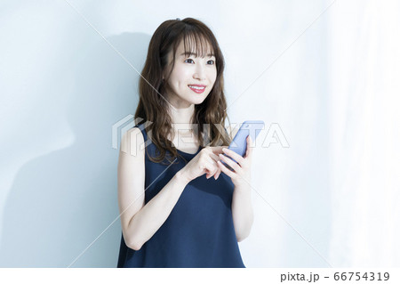 女性　スマホ　スマートフォン 66754319