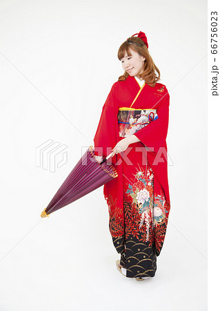 和傘を差す振袖姿の女性 和傘を差す振袖姿の女性 66756023
