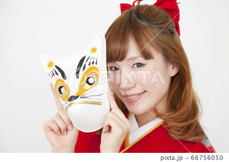 お面を持つ振袖姿の女性 66756050