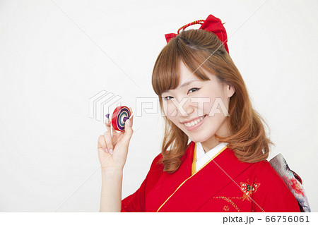 コマ回しをする振袖姿の女性 コマ回しをする振袖姿の女性 66756061