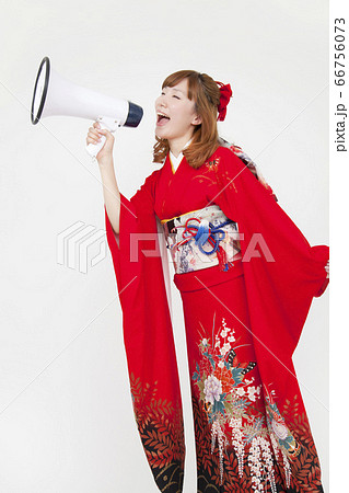拡声器で叫ぶ振袖姿の女性 拡声器で叫ぶ振袖姿の女性 66756073