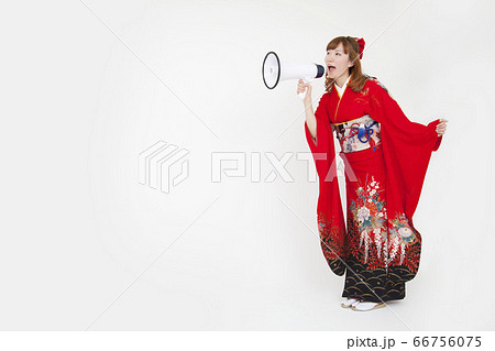 拡声器で叫ぶ振袖姿の女性 拡声器で叫ぶ振袖姿の女性 66756075