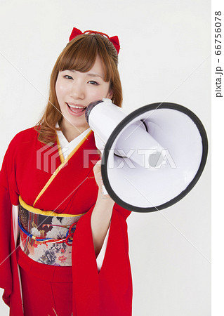 拡声器で叫ぶ振袖姿の女性 拡声器で叫ぶ振袖姿の女性 66756078