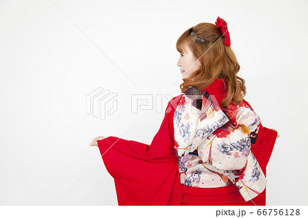 振袖姿の女性の後ろ姿 66756128