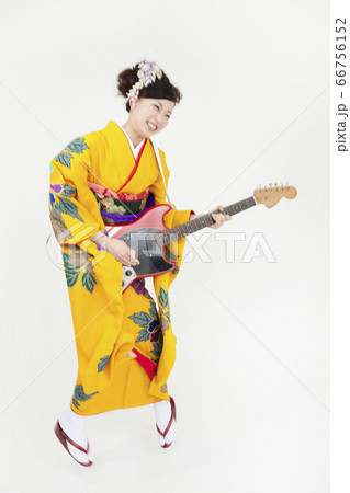 ギターを弾く振袖の女性 ギターを弾く振袖の女性 66756152